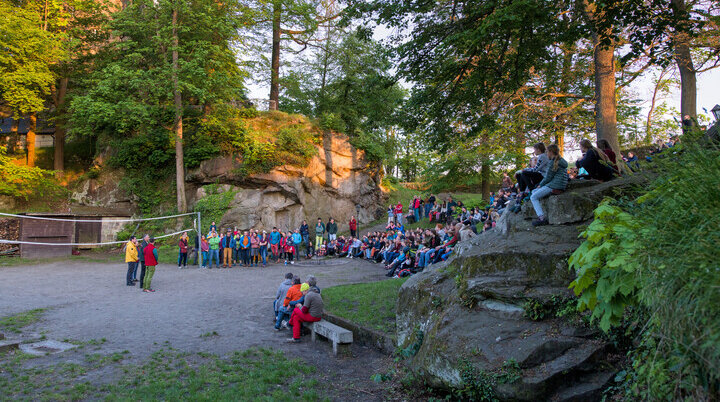 Versammlung im Burggarten | © Richard Hartmann / Treffen junger Bergsteiger