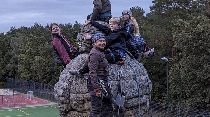 Faultiere auf dem Kletterturm | © JDAV Potsdam